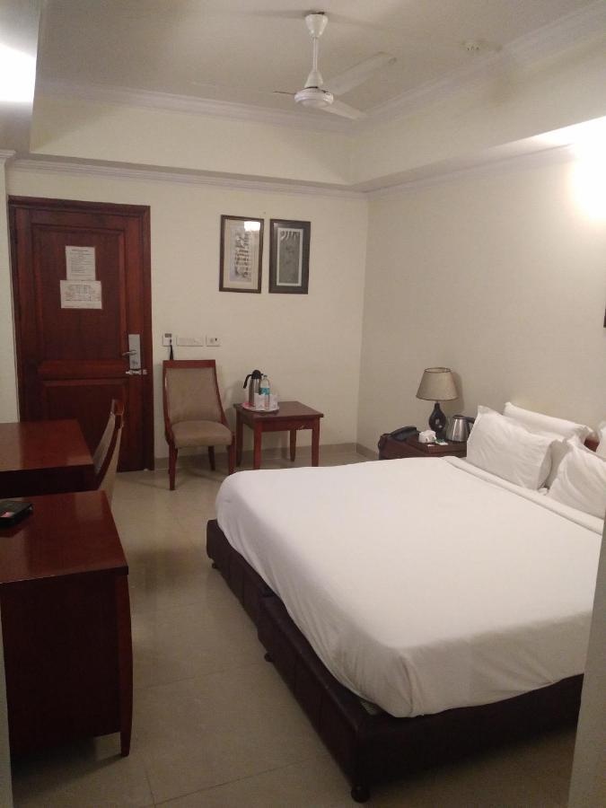 Hotel Bluestone Ghaziabad Esterno foto