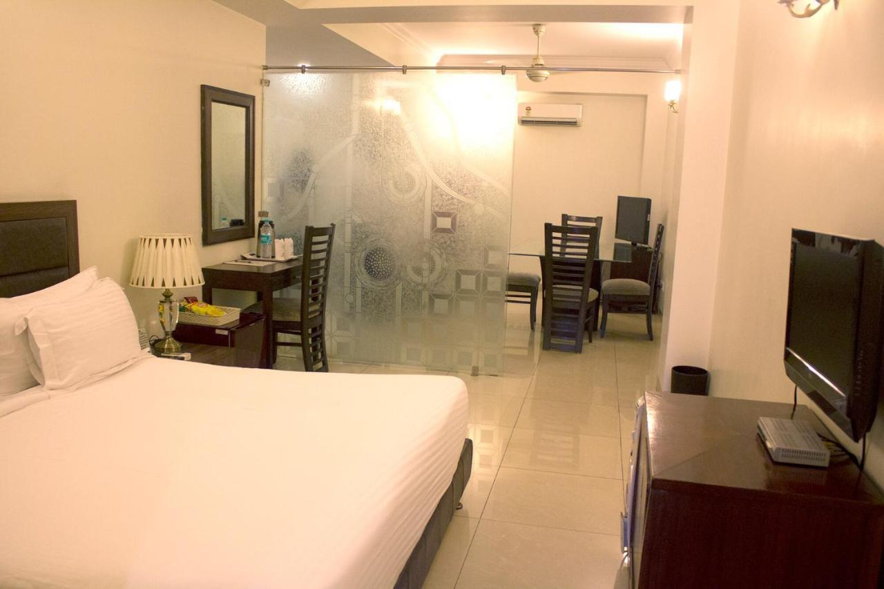 Hotel Bluestone Ghaziabad Esterno foto